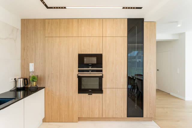 szklana witryna w kuchni