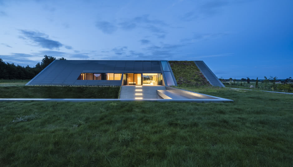 Ma zielony dach i podziemne korytarze! Ten innowacyjny dom zaprojektował polski architekt!