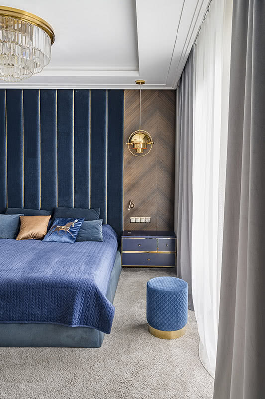 Duet głębokiego, ciemnego granatu ze złotem...