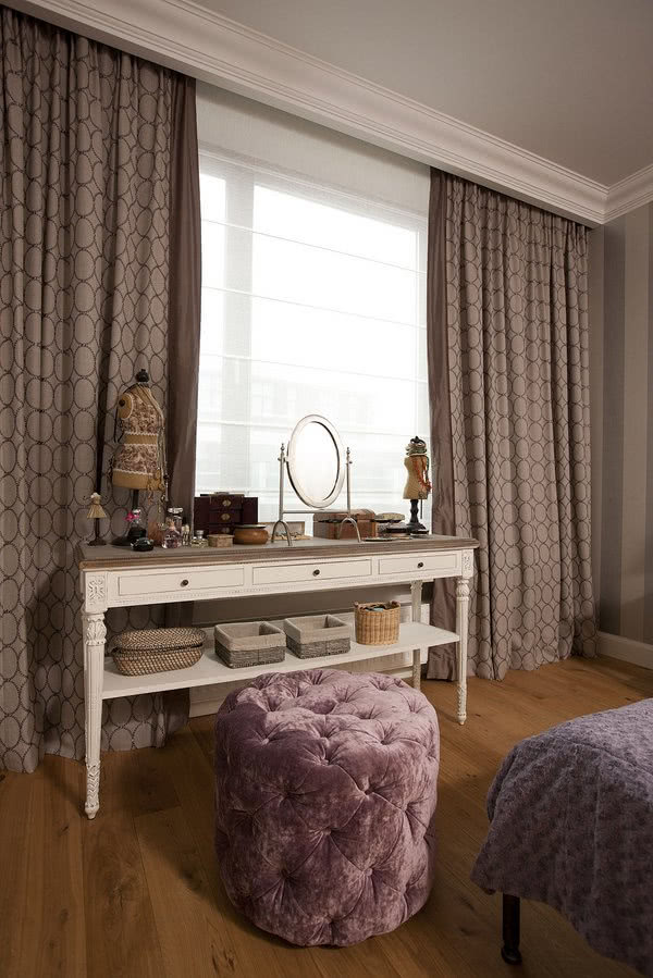 Sypialni romantyzmu dodają tkaniny w różnych...