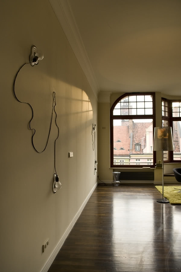 Świecące "rysunki" stworzone z kabli i żarówek...