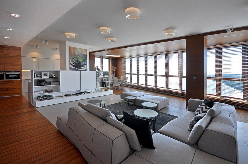 Przestronny nowoczesny salon z widokiem na morze