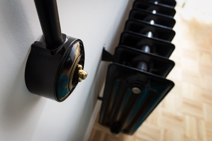 Na głównej ścianie salonu niezwykła kompozycja:...