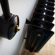 Na głównej ścianie salonu niezwykła kompozycja:...