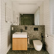 Szklany dom pod Warszawą. Tu króluje drewno!