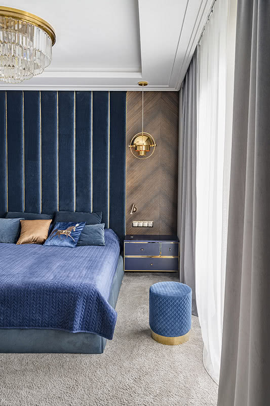 Sypialnia urządzona w drewnie i błękicie
