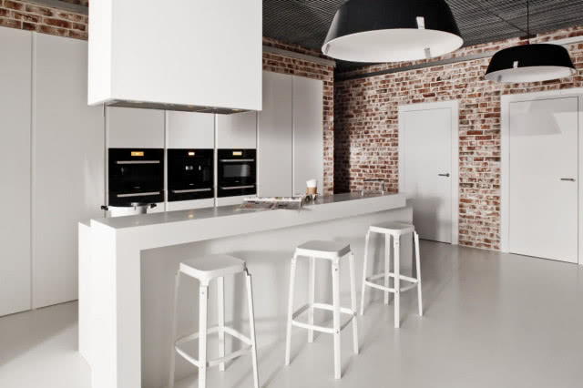 Model 009, meble kuchenne wykończone białym lakierem, blaty z Corianu, zagłębiony w blacie zlewozmywak z Corianu, czarne sprzęty AGD z kolekcji Miele Premium, ZAJC KUCHNIE