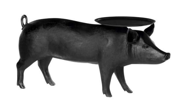 Podręczny stolik w kształcie świni naturalnej wielkości.