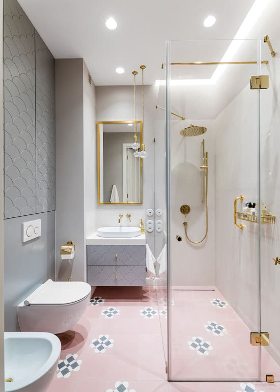 Różowo złota łazienka