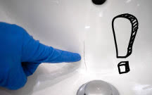Czarne rysy na umywalce przynoszą wam wstyd? Zapomnijcie o nich z użyciem tej 1 techniki