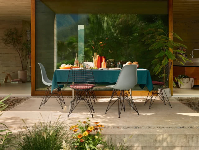 krzesła i stół w ogrodzie