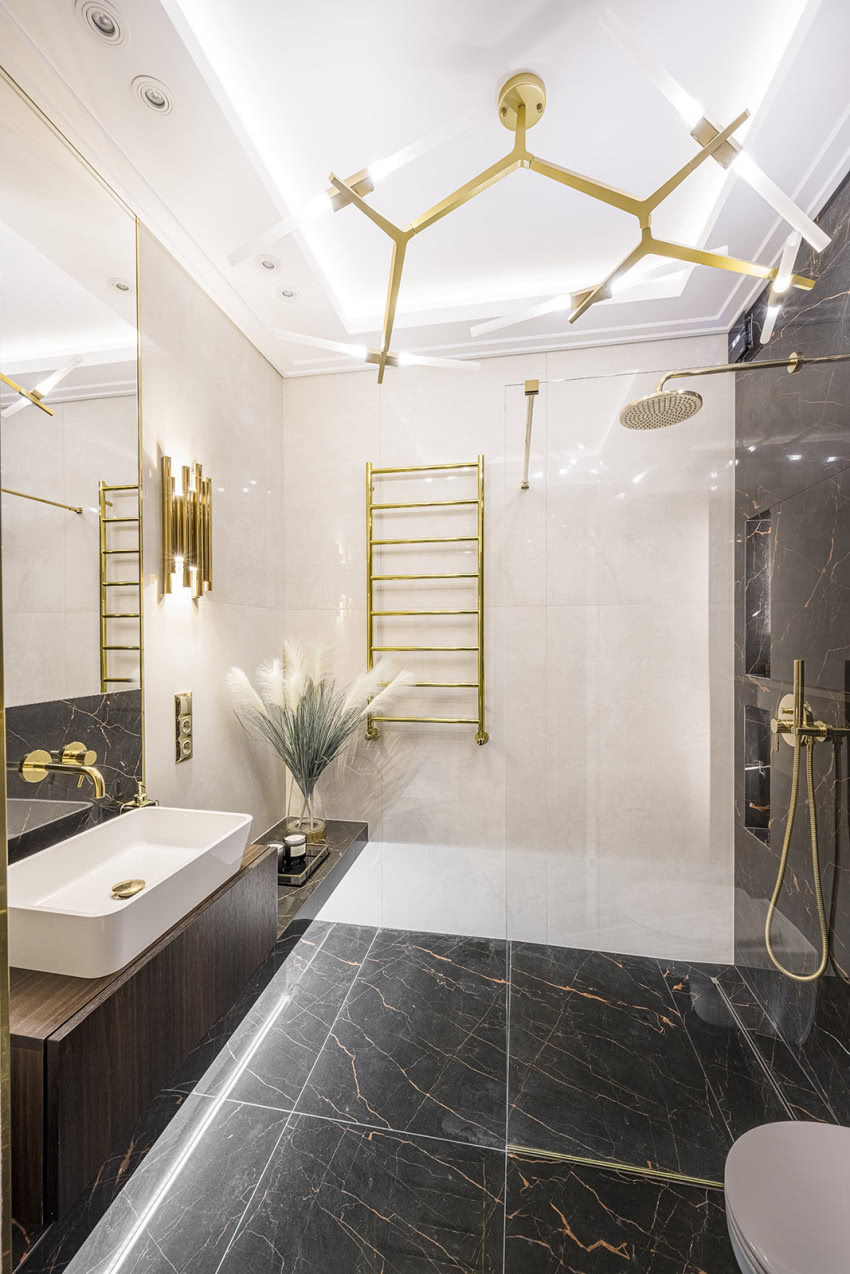 Łazienka przypomina luksusowy salon spa, w...