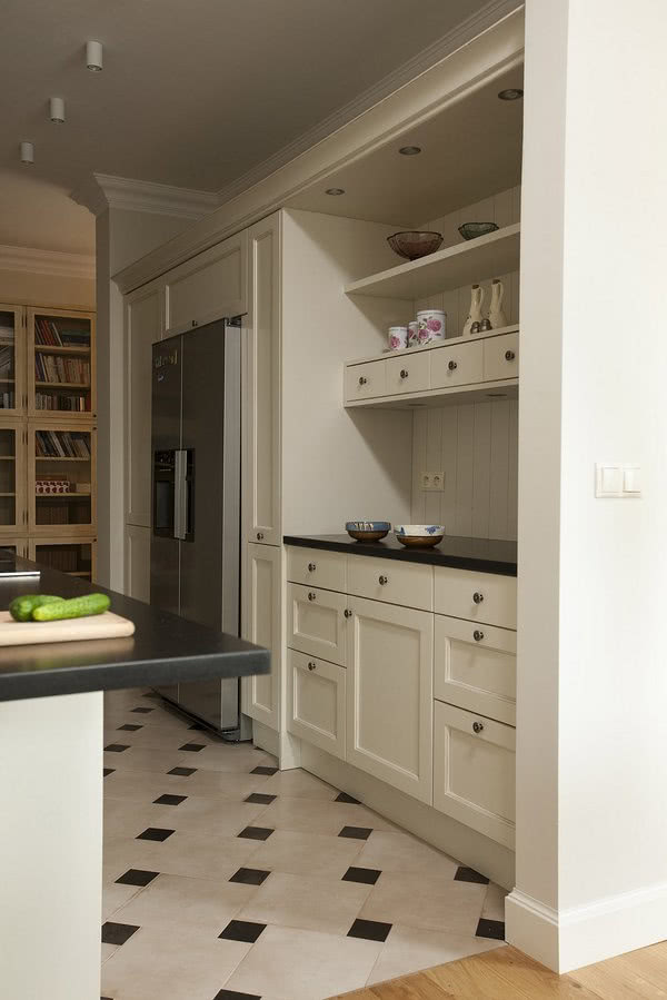 Białe kuchenne szafki w stylu prowansalskim