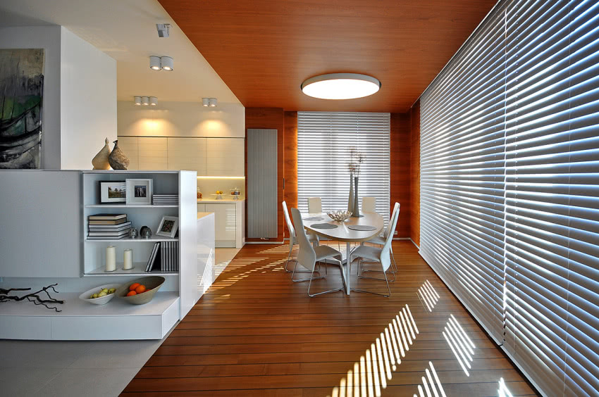 Podłoga z desek w przylegającej do ściany z...