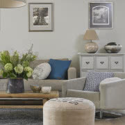 Utrzymane w kolorystyce off-white wnętrze...