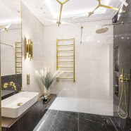 Apartament urządzony w złocie i fornirze