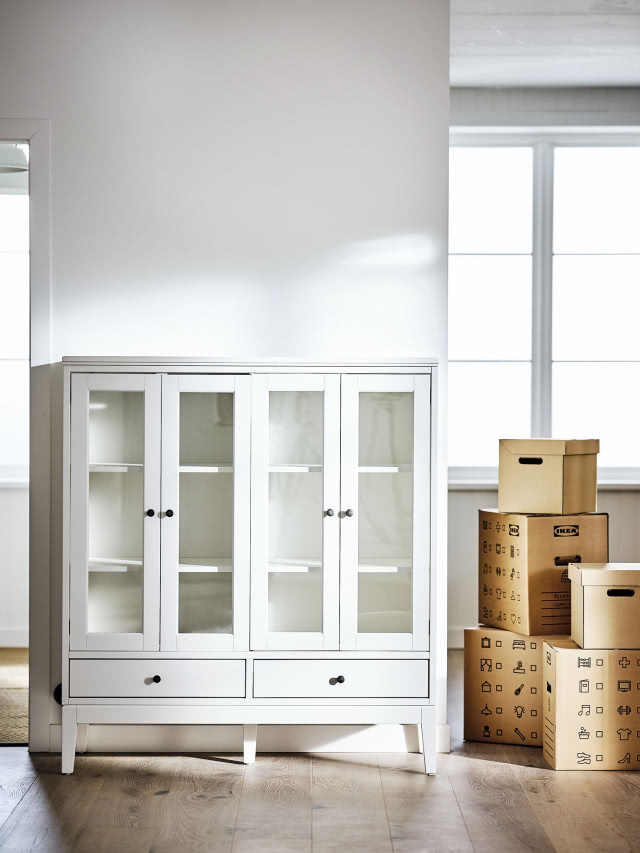 puste mieszkanie z pustą szafką