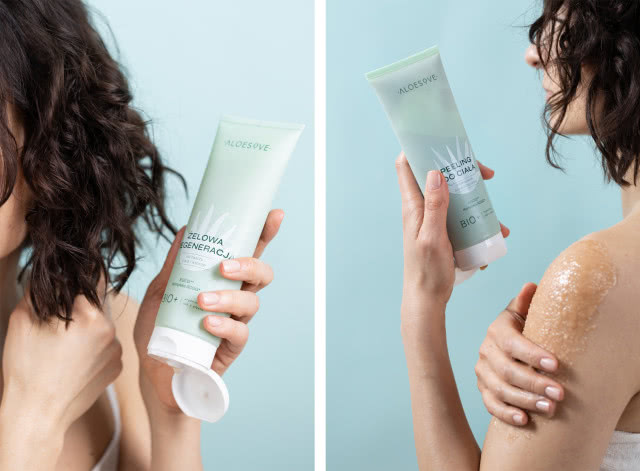 kobieta z peelingiem i żelową regeneracją, kosmetyki do ciała