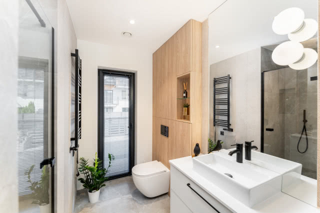 łazienka zabudowa nad wc szafki do przechowywania