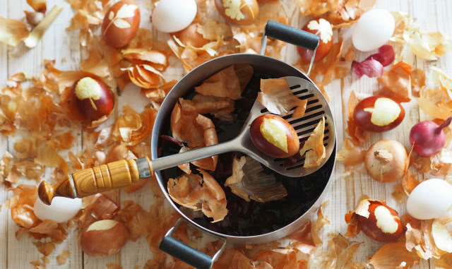 Как красить яйца на пасху в домашних условиях в луковой шелухе