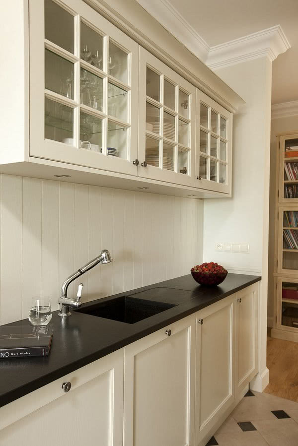 Białe kuchenne szafki w stylu prowansalskim