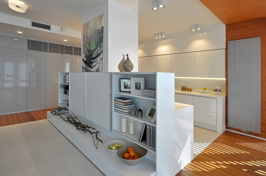 Zabudowa meblowa - z jednej strony szafka na...