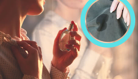 Plama z perfum sprawia, że musicie wyrzucić ukochaną bluzkę? Zasypcie, odmoczcie i gotowe