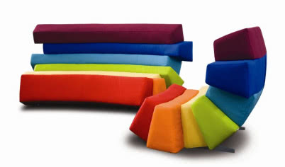 Kolorowe meble - tęczowa sofa
