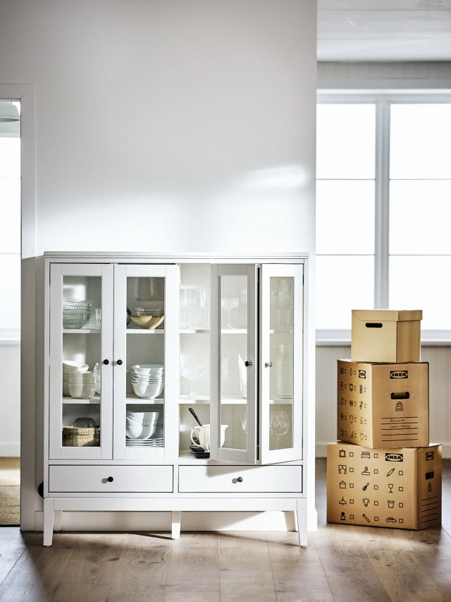 częściowo spakowane pudła, szafka z naczyniami