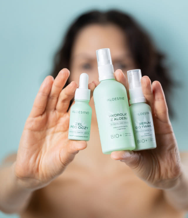 kosmetyki do twarzy, kobieta trzymająca kosmetyki