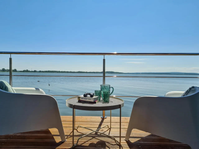 fotele z widokiem na jezioro