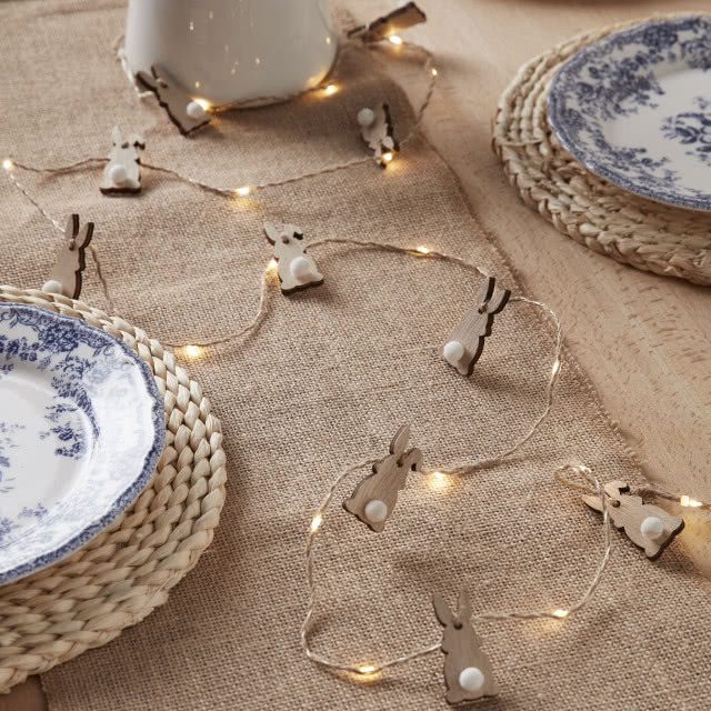 świetlna girlanda na stole