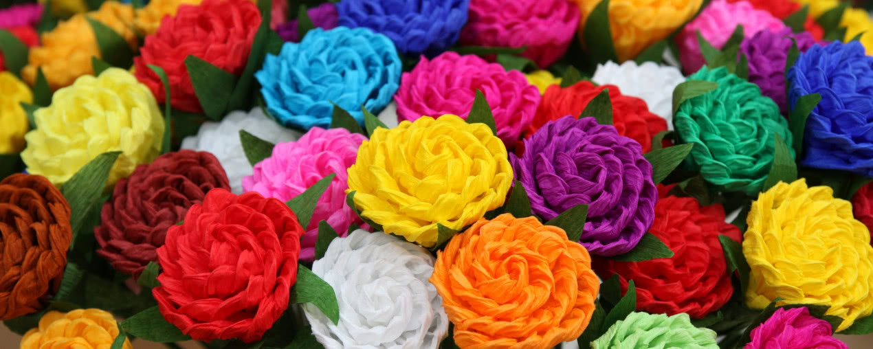 Kwiaty z bibuły - jak zrobić proste dekoracje DIY?