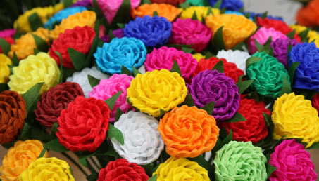 Kwiaty z bibuły - jak zrobić proste dekoracje DIY?