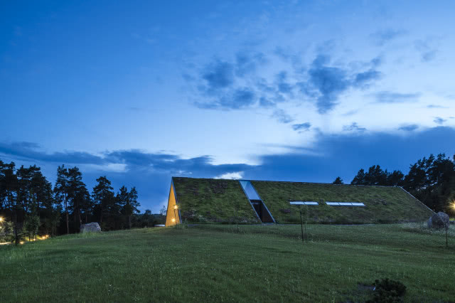 Zielony dom o zmierzchu.