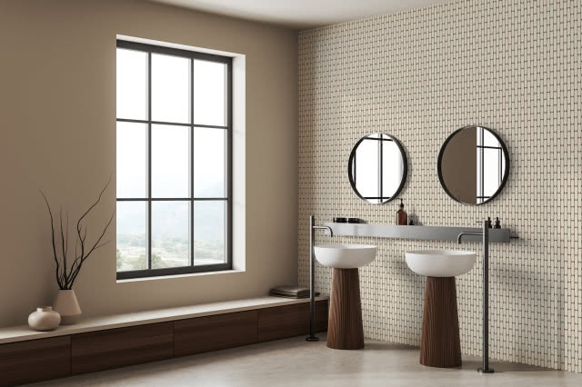 łazienka, mozaika na ścianie, dwie umywalki, baterie podłogowe, dwa okrągłe lustra, duże okno, wazony, ręcznik