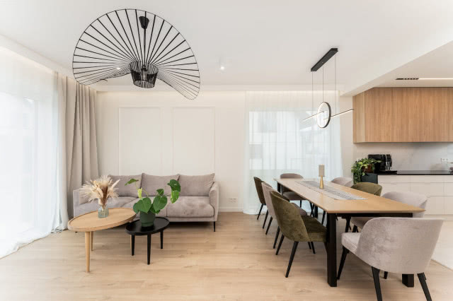 sztukateria na ścianie w salonie