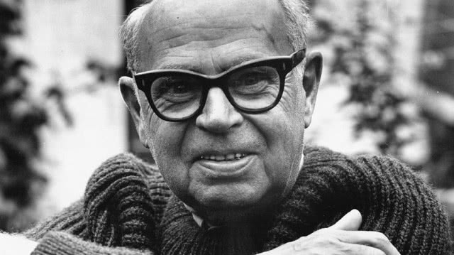 mężczyzna w okularach