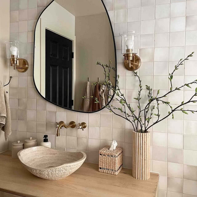 lustro o organicznym kształcie w łazience