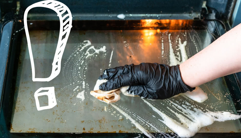 Brudna szyba piekarnika będzie lśniła jak lustro, gdy zastosujecie tę sztuczkę. Wystarczy kuchenny składnik