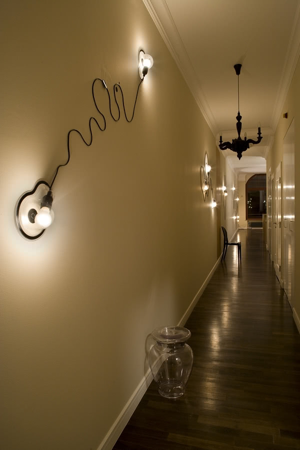 Długi na dwadzieścia metrów hol ciągnie się...