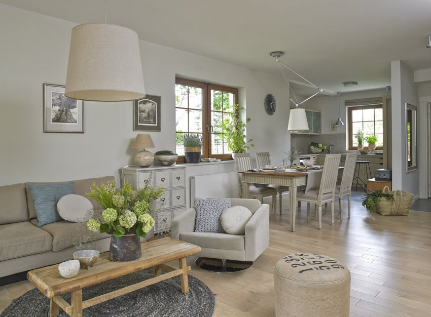 Kapelusz (pełni rolę wazonu na kawowym stoliku)...