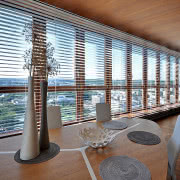 Sypialnia z podwieszanym bujanym fotelem otwarta...