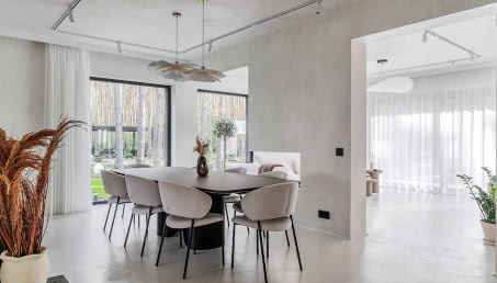 Dom Janka Dąbrowskiego i Sylwii Przybysz. Taupe i dekoracyjny tynk rządzą!