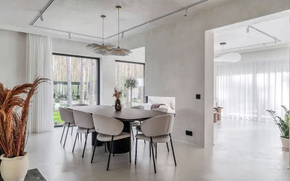 Dom Janka Dąbrowskiego i Sylwii Przybysz. Taupe i dekoracyjny tynk rządzą! 