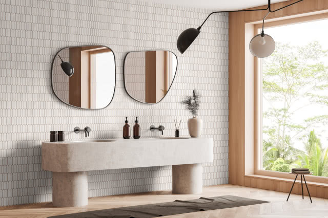 dwa lustra, dwie umywalki, baterie podtynkowe, duże okno stołek