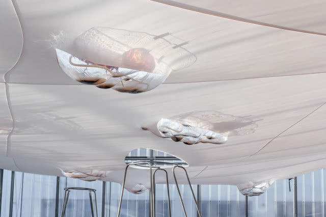 na suficie rzeźby kinetyczne