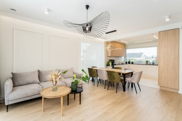 salon połączony z jadalnią i kcuhnią