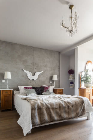 Ściana z betonu architektonicznego w sypialni