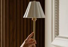 Światło, które tworzy nastrój. Lampy Cotswold wprowadzają do wnętrza elegancki akcent